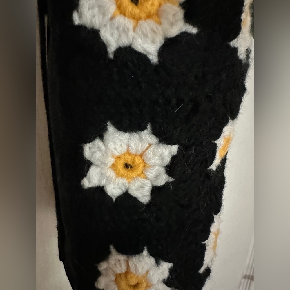 Wild Fable Black Floral Crochet Crossbody Bag Perfect to hold water bottle - Picture 3 of 6